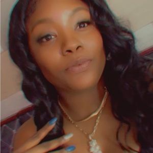 Meet your Posher, Dominique